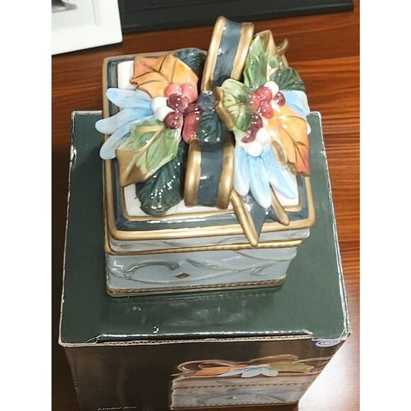 Fitz and Floyd Classics Clairmont Collection Lidded Box in Original Box 2006 - Picture 7 of 9